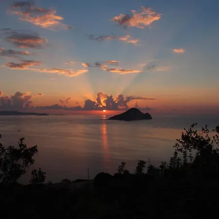 Athenea Villas, Private Pools & Gardens Keri